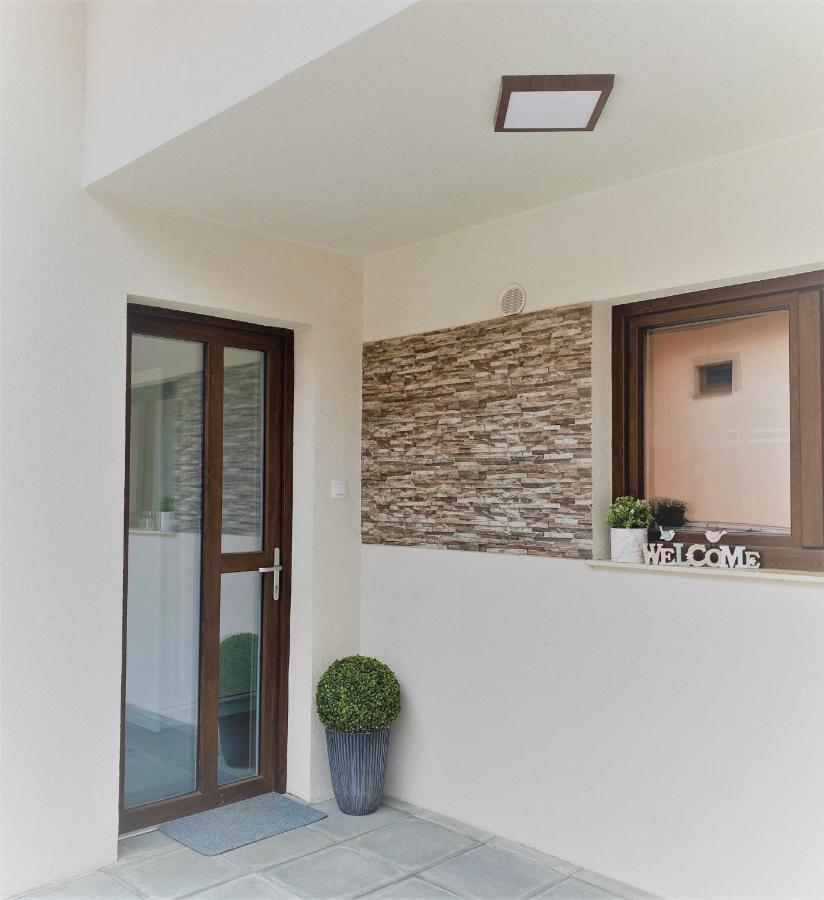 Fenyo House I