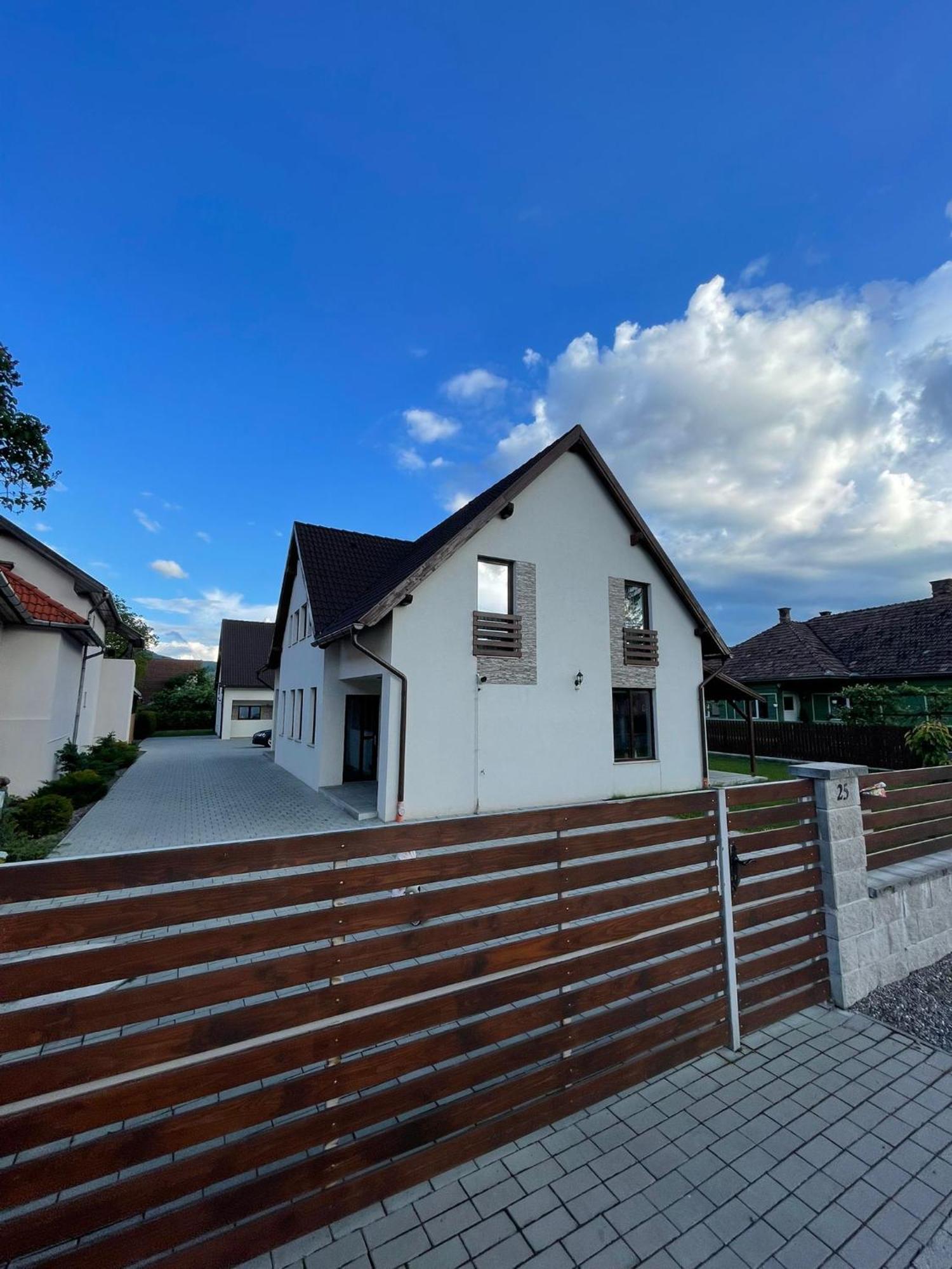 Apartament Fenyo House I